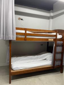Postel nebo postele na pokoji v ubytování Dan Hostel丹居青旅
