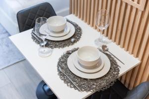 杜拜的住宿－Serene Studio Perfect for 2 at Azizi Riviera in Meydan One，相簿中的一張相片 +30 張相片