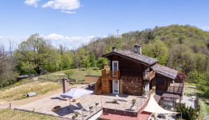 an overhead view of a log house with a deck at Vivi la Magia di Bisdalù - Dormi nella Stanza nel Bosco, Ammira le Stelle e Rilassati con l'Area Benessere e Colazione in Peveragno +20 photos