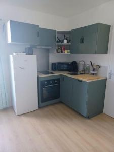 Kuchyňa alebo kuchynka v ubytovaní Spacieux appartement T2 & cabine