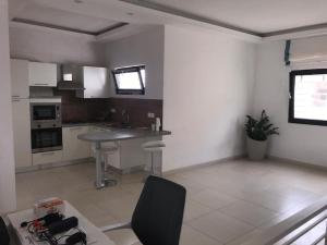 Keur Ndiaye LôCheerful flat with terrace in contemporary duplex with trees and garden的一间厨房,内设桌子和柜台