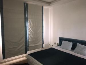 Keur Ndiaye LôCheerful flat with terrace in contemporary duplex with trees and garden的一间卧室配有一张玻璃墙床