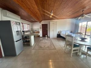 Una cocina y un comedor con una mesa y un refrigerador. en Sea Vista - awesome sea views, en Durban