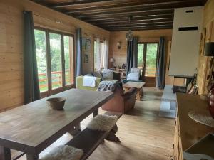 salon ze stołem i kanapą w obiekcie Chalet Les Airelles w mieście Montcel