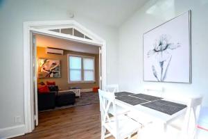 a living room with a white table and chairs in a room at The Loft at Gilpin PlaceKing BedTrolley Square! apts in Wilmington
