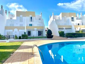 una villa con piscina frente a un edificio en Galé Premium House - Pet Friendly, en Albufeira
