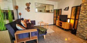 Una sala de estar con un sofá y un televisor. en Ferienwohnung Traumblick, en Bestwig