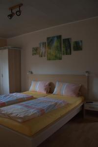 Postel nebo postele na pokoji v ubytování Gasthaus Trifelsblick + 12 fotografií