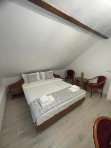 Кровать или кровати в номере Cabana Cascada Lotrisor
