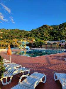 Bazén v ubytování Villaggio Hotel Club Calanovellamare nebo v jeho okolí