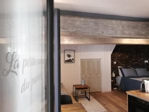 een slaapkamer met een bed in een kamer met een raam bij La petite cabane du pecheur in Honfleur