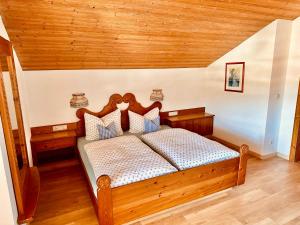 Ferienwohnungen Arnikaにあるベッド