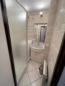 a small bathroom with a toilet and a sink at Appartement centre Saint Gervais-Vue imprenable in Saint-Gervais-les-Bains