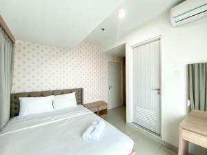 Ένα ή περισσότερα κρεβάτια σε δωμάτιο στο Fancy and Nice 3BR at Grand Kamala Lagoon Apartment By Travelio