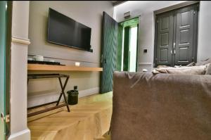 TV a/nebo společenská místnost v ubytování Athens Dom Hotel