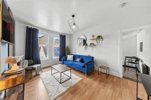 Televisyen dan/atau pusat hiburan di Amazing 1-Bedroom in Canterbury with City View