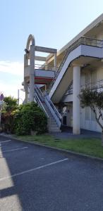 Premiere Classe Bayonne في بايون: مبنى يوجد درج على جانبه