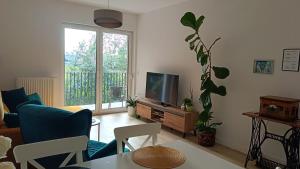 TV a/nebo společenská místnost v ubytování Apartament 60 Kleszczewo Park
