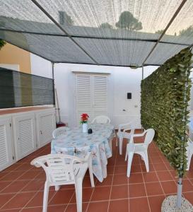 Patio nebo venkovní prostory v ubytování Ponzamania La terrazza di Cala Feola