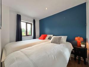 a bedroom with two beds and a blue wall at Perfect Very Central and Peaceful Oxford Home with Free Parking & Private Garden - in Oxford