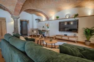 un soggiorno con un divano e una TV di Gewölbe-Chalet am Schöberlhof a Eiselfing