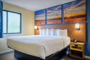 Postel nebo postele na pokoji v ubytování Days Inn & Suites by Wyndham Waterloo