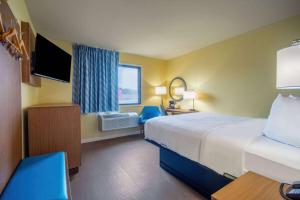 Postel nebo postele na pokoji v ubytování Days Inn & Suites by Wyndham Waterloo