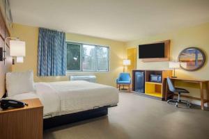 Postel nebo postele na pokoji v ubytování Days Inn & Suites by Wyndham Waterloo
