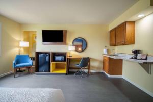 Kuchyň nebo kuchyňský kout v ubytování Days Inn & Suites by Wyndham Waterloo