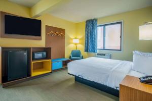 Postel nebo postele na pokoji v ubytování Days Inn & Suites by Wyndham Waterloo