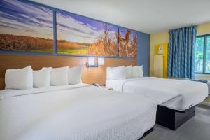 Postel nebo postele na pokoji v ubytování Days Inn & Suites by Wyndham Waterloo