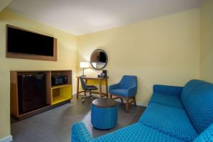 TV a/nebo společenská místnost v ubytování Days Inn & Suites by Wyndham Waterloo