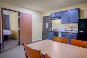 Kuchyň nebo kuchyňský kout v ubytování Days Inn & Suites by Wyndham Waterloo