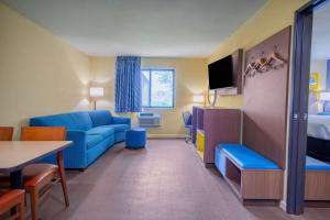 TV a/nebo společenská místnost v ubytování Days Inn & Suites by Wyndham Waterloo