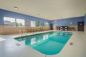 Bazén v ubytování Days Inn & Suites by Wyndham Waterloo nebo v jeho okolí