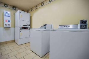 Kuchyň nebo kuchyňský kout v ubytování Days Inn & Suites by Wyndham Waterloo