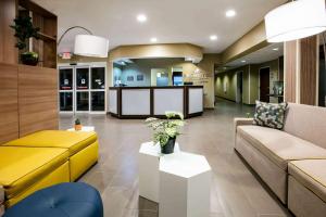 Posezení v ubytování Microtel Inn and Suites Pecos
