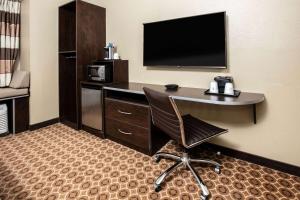 TV a/nebo společenská místnost v ubytování Microtel Inn and Suites Pecos