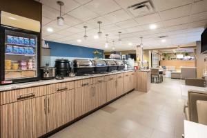 Příslušenství pro přípravu čaje a kávy v ubytování Microtel Inn and Suites Pecos