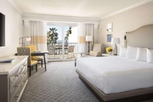 Ein Bett oder Betten in einem Zimmer der Unterkunft Hyatt Regency Huntington Beach Resort and Spa