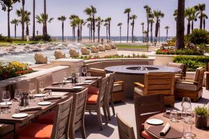 Ein Restaurant oder anderes Speiselokal in der Unterkunft Hyatt Regency Huntington Beach Resort and Spa 