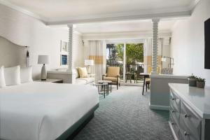 Ein Bett oder Betten in einem Zimmer der Unterkunft Hyatt Regency Huntington Beach Resort and Spa