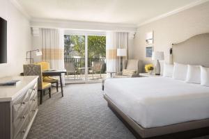 Ein Bett oder Betten in einem Zimmer der Unterkunft Hyatt Regency Huntington Beach Resort and Spa