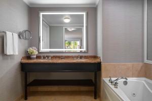 Ein Badezimmer in der Unterkunft Hyatt Regency Huntington Beach Resort and Spa