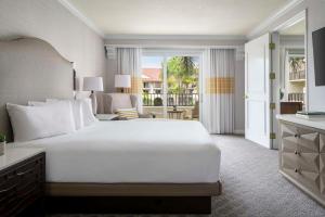 Ein Bett oder Betten in einem Zimmer der Unterkunft Hyatt Regency Huntington Beach Resort and Spa