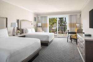 Ein Bett oder Betten in einem Zimmer der Unterkunft Hyatt Regency Huntington Beach Resort and Spa