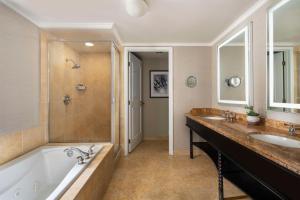Ein Badezimmer in der Unterkunft Hyatt Regency Huntington Beach Resort and Spa