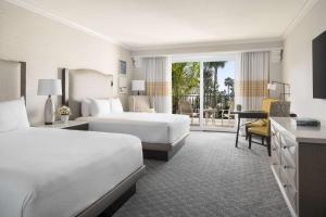 Ein Bett oder Betten in einem Zimmer der Unterkunft Hyatt Regency Huntington Beach Resort and Spa