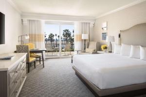 Ein Bett oder Betten in einem Zimmer der Unterkunft Hyatt Regency Huntington Beach Resort and Spa