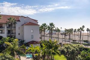 eine Luftaufnahme eines Resorts mit Palmen in der Unterkunft Hyatt Regency Huntington Beach Resort and Spa in Huntington Beach